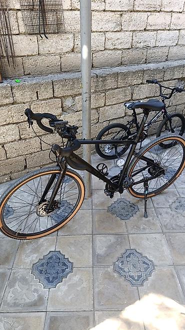 velosipet 28: Stark Gravel/şosse tipli velosiped – mat qara rəng, damalı (tan yan — 1