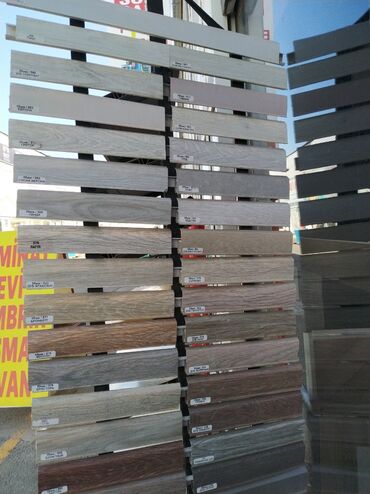 пластик терезе: MDF və plastik (PVC) plintus nümunələri – geniş rəng və tekstura