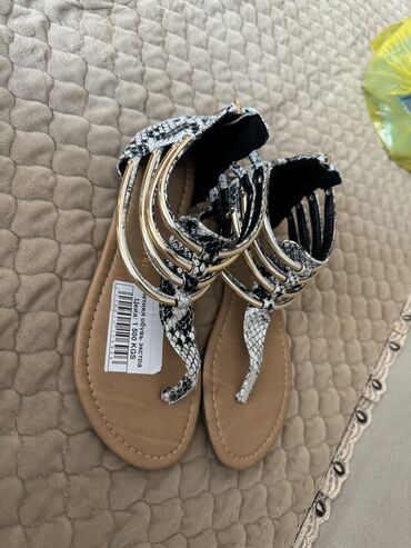 обувь женская: Босоножки новые от Атмосфер (США) покупала за 1500 отдам за 1000 сом