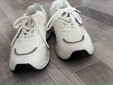 Krossovka və ketlər: Ağ rəngli idman ayaqqabısı - Stil: “Dad sneaker”/chunky dizayn, yan — 3