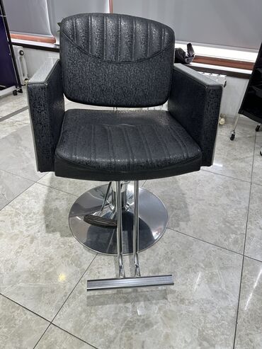 салон кресло: Продается парикмахерское кресло,в хорошем состоянии2 шт