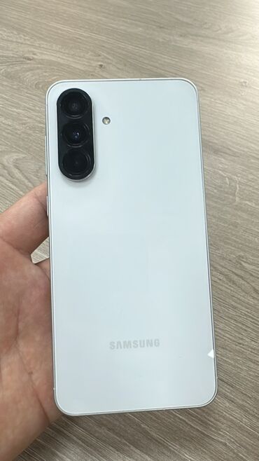 256 гб телефон: Samsung Galaxy A56, Колдонулган, 256 ГБ, түсү - Ак, 2 SIM, eSIM