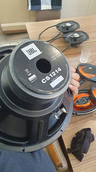 Колонки и сабвуферы: Maşın audiosistemi dəsti bütün şünurlar mövcutdu kalonkanin her biri — 8