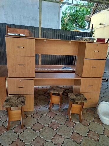 современный письменный стол для школьника: Компьютерный стол, Б/у, С полками