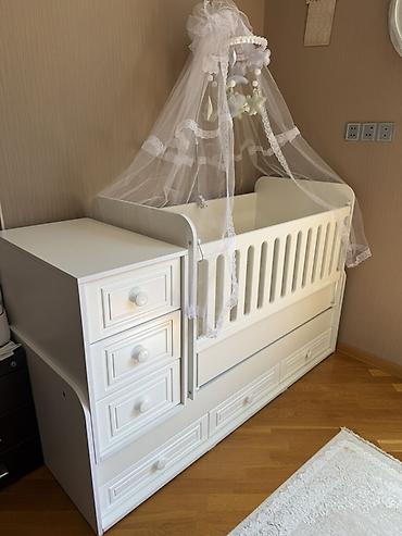 transformer yataq: Oğlan və qız üçün, İşlənmiş, Dördbucaq, Beşik, Matras ilə, Yellənmə mexanizmi ilə — 1