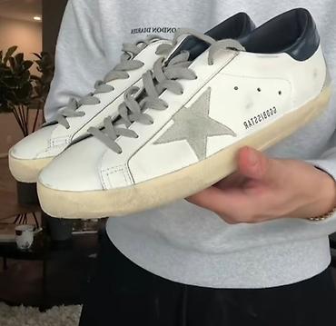 Məhsul: Goldengoose ayaqqabısı Təsvir: - Rəng: Ağ üstlük, boz detallı