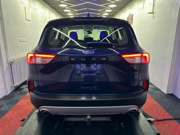 Ford: Plavi Ford Kuga, SUV model sa petoro vrata, opremljen je automatskim — 10