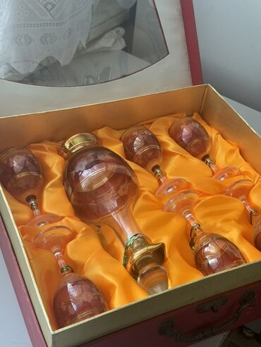 Altı ədəd gülgüllü şərab qədəhi və bir qrafindən ibarət bu dəst