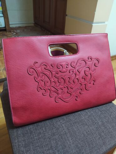 сумка красная: Продаю, очень интересную кожаную сумку,новая,есть длинный ремешок