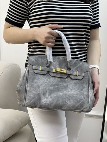 сумка женская через плечо: Сумка-тоут женская, серого цвета с мраморным/велюровым эффектом