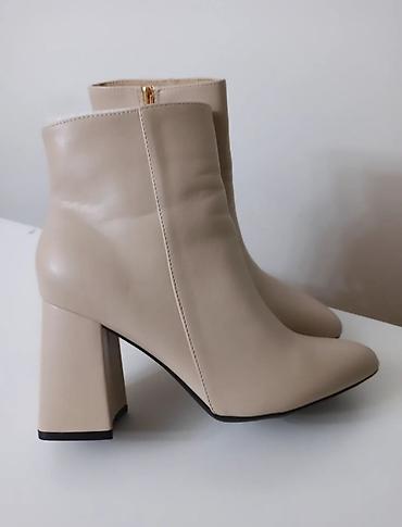 ugg 25: Tvoj novi omiljeni par! ✨👢 Krem čizmice sa stabilnom blok štiklom — 4