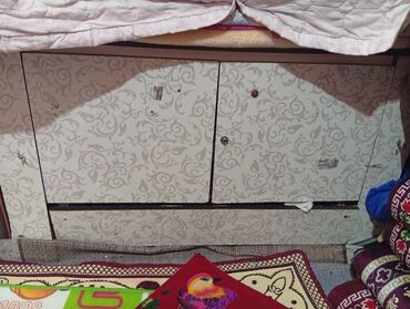 приставной стеклянный столик: Низкая мебель для дома: комплект из тумбы‑ниши и журнального/низкого