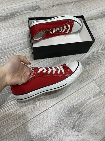 Кроссовки и спортивная обувь: Размер: 38.5, цвет - Красный, Новый