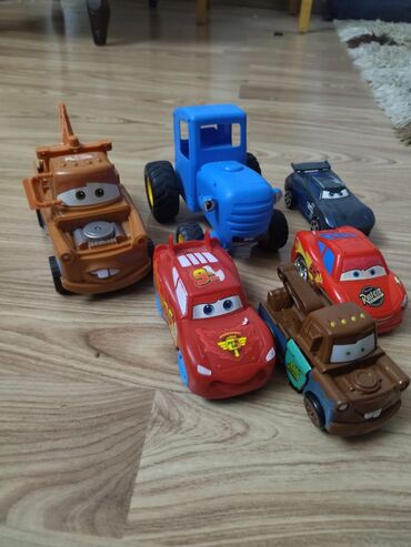 Manejlər: Disney Pixar Cars mövzusunda oyuncaq maşın dəsti - Dəst tərkibi: 6