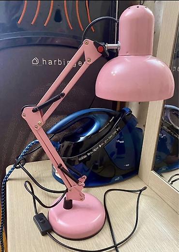 masa örtüsü: Masaüstü lampası – pastel çəhrayı rəngdə, metal korpuslu — 1