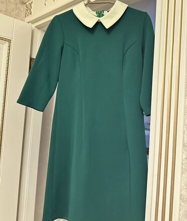 Dəstlər, kostyumlar: Qadın geyim dəsti – 4 parçadan ibarət 1) Açıq mavi, düz kəsimli jeans — 10