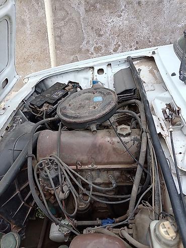 vaz panel: LADA 2107, ağ rəng, sedan. Texniki xüsusiyyətlər: - Benzin mühərriki — 5
