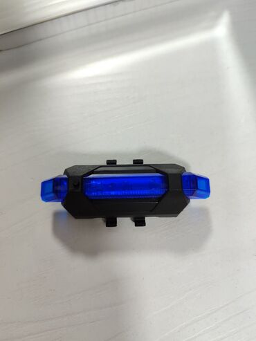 тактический фонарь: ПРОДАМ ЗАДНИЙ ФОНАРЬ синего цвета,на аккумуляторе,есть 4