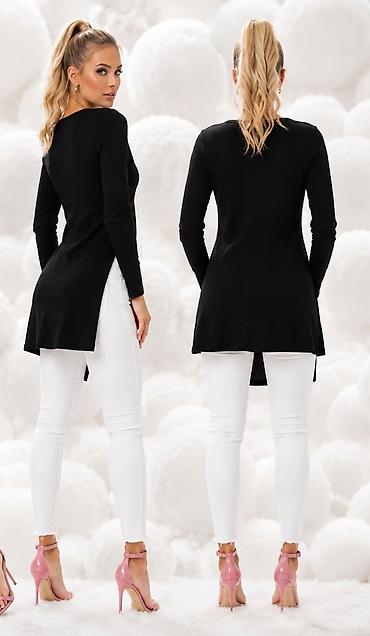 mona ešarpe: Ženska dugačka kardigan/bluza u crnoj boji sa dugim rukavima. Model je — 5