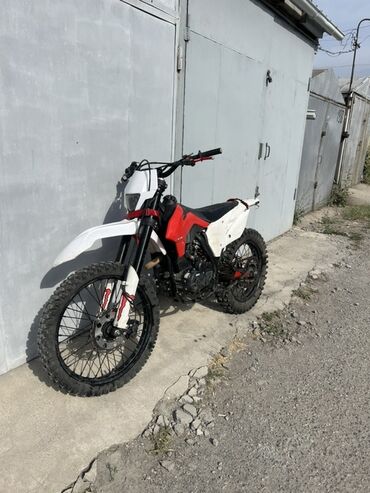 Мотоциклы: Эндуро/125–150 см³ (карбюраторный) на колесах 21/18 для бездорожья