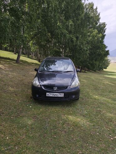 малолитражка авто: Черный хэтчбек Honda Fit с российскими номерными знаками. Автомобиль