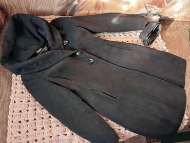 черное пальто: Пальто с капюшоном размер М