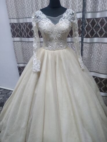 Свадебные платья и аксессуары: 3500 сом, цвет персиковый, очень красивое.42-44-46 размер