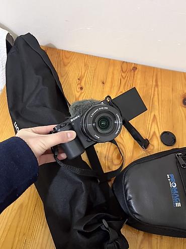 Фотоаппараты: Продам камеру Sony ZV E 10 цена: 45 000c вместе штативом (цена — 7