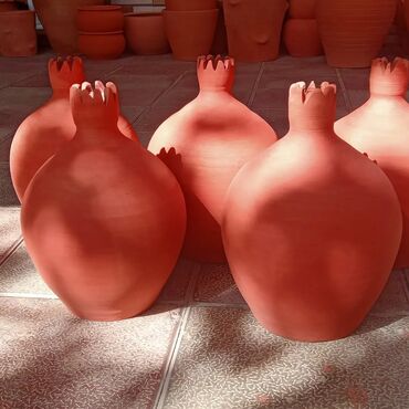 nar soku ceken: Bir vaza, Keramika