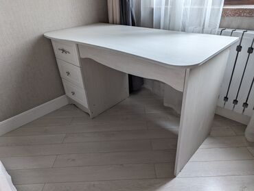 столы для компютера: Стол, цвет - Серый, Б/у