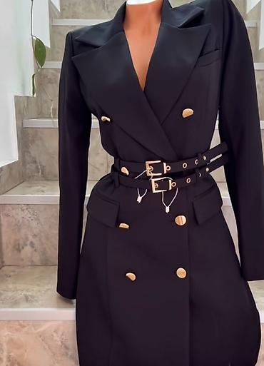 up2fashion modern: Elegantna crna sako‑haljina sa duplim kopčanjem i zlatnim dugmadima — 1
