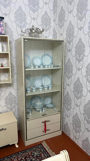 mebel reng kataloqu: Qonaq otağı üçün vitrin və konsol dəsti - Rəng: krem/bej, gümüşü — 3