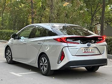 byd e6: Toyota Prius: 2018 г., 1.8 л, Вариатор, Гибрид, Седан — 4