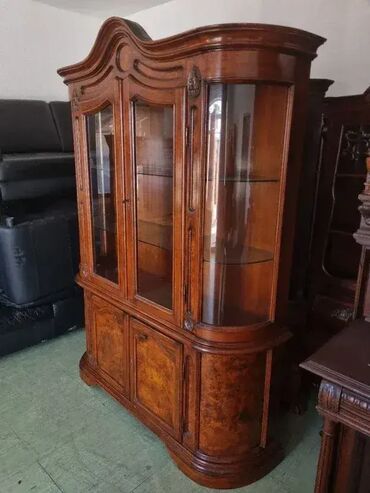 Stilske vitrine: Prelepa vitrina. Visina 220 cm Sirina 160 cm Dubina 45 cm — 1