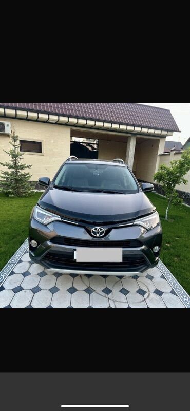 самая деловая машина: Полноприводный кроссовер Toyota RAV4 Кареанка с тёмным кузовом и