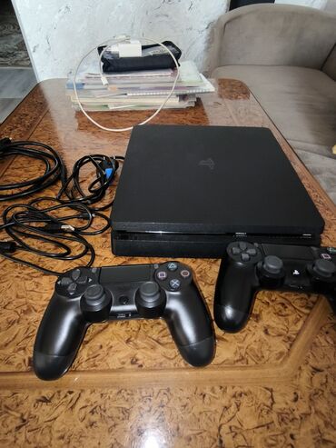 plesteysin: PS4 slim. yaddaş : 1 TB 2 ədəd pult yaddaşındaki oyunları isdəyən olsa