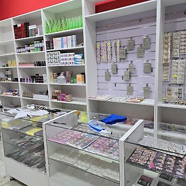 optik vitrin: Gözəllik və şəxsi qulluq məhsulları üçün tam təchizatlı vitrin. Qiymət — 5