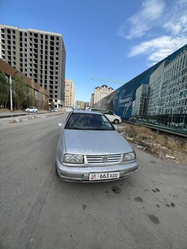 машина вента: Volkswagen Vento: 1992 г., 1.8 л, Механика, Бензин, Седан