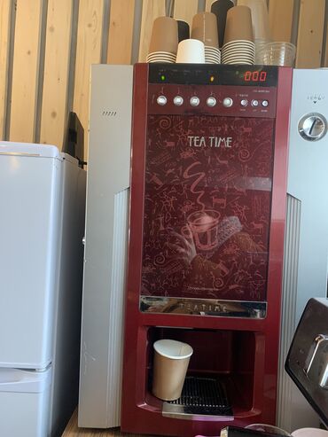 Оборудование для бизнеса: Кофе машинка автоматическая отлично работает