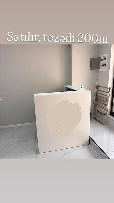 resepşn masa: Ağ rəngli resepsiyon/qarşılama stolu - Minimalist dizayn, parlaq ağ — 1