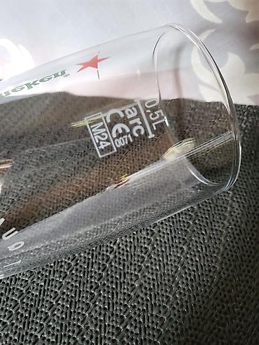 Čaše: Case nove za pivo Heineken. Case nove,sve na njima odsjaj od svetla — 12