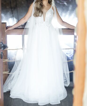 белый платье: Продам очень красивоелегкоеудобное СВАДЕБНОЕ ПЛАТЬЕ . Размер S,M,L