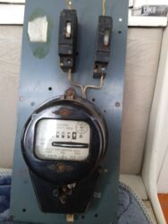 1 фазный двигатель: Индукционный однофазный электросчетчик на монтажной панели с двумя