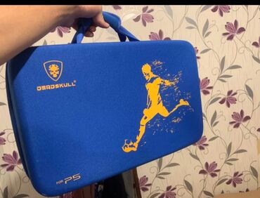 qulaqlığ: DEADSKULL PS5 daşıma çantası - Rəng: mavi, üzərində sarı futbolçu