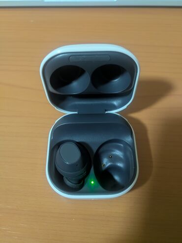 Наушники: Продаю беспроводные наушники Galaxy Buds FE (оригинал Samsung). Правый