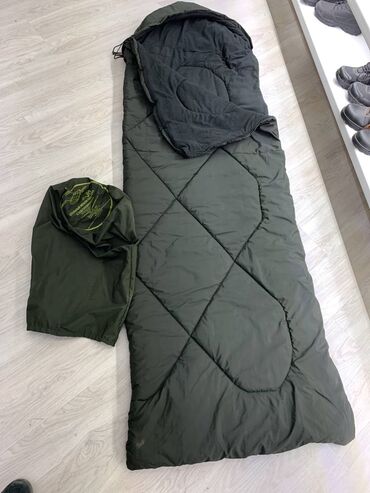 чехлы зимние: Продаётся зимний армейский спальный мешок !!! Температурный режим до