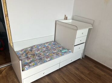 стол и стулья для кафе: Многофункциональная детская кроватка белого цвета, оснащенная