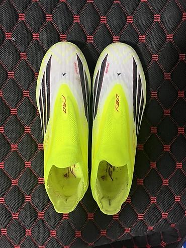 корт: Футбольные бутсы/сороконожки Adidas F50 без шнурков (laceless), цвет — 1