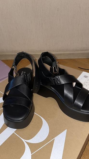 Basanoşka və səndəllər: Qadın üçün qara rəngli platformalı sandal - Model: İri altlı, açıq — 1