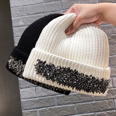 шапки новые зимние: Цвет - Белый